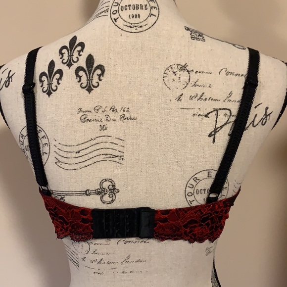 Sexy red lace bra - Picture 2 of 3